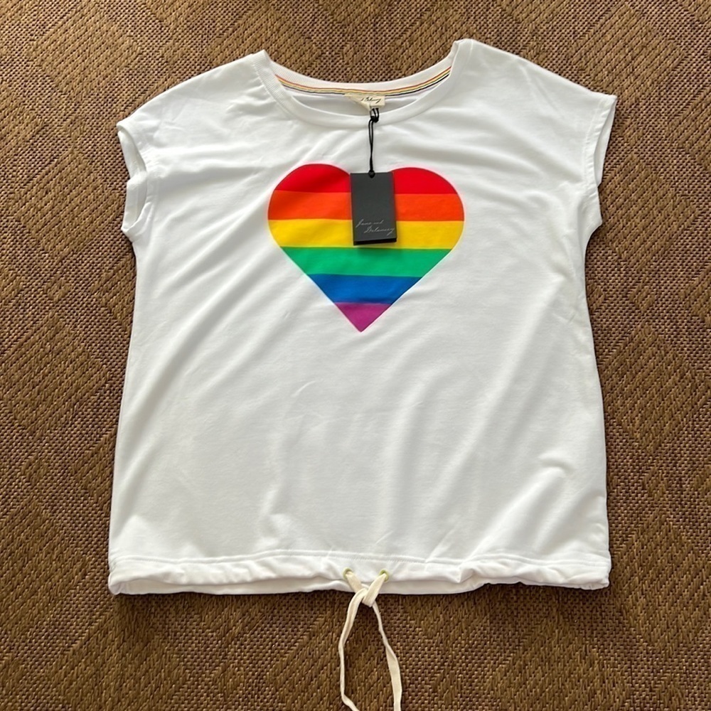Jane and Delancey Soft T Shirt Rainbow Heart size M New